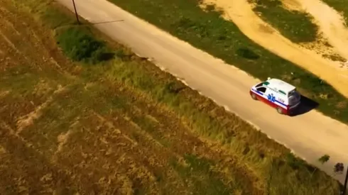 La ambulancia de la imagen estaría llevando al integrante Azul que abandonaría la competencia.