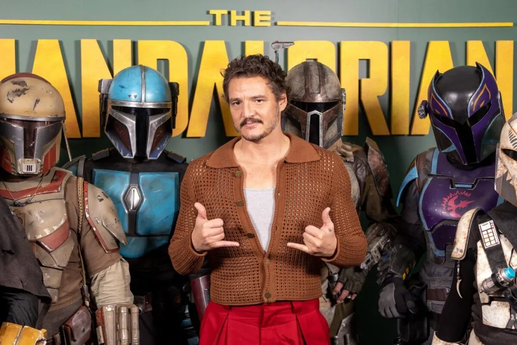 Aunque no se ha confirmado formalmente, es muy probable que Pedro Pascal repita su papel como Din Djarin en la película de Lucasfilm. Imagen: Starwars.com.