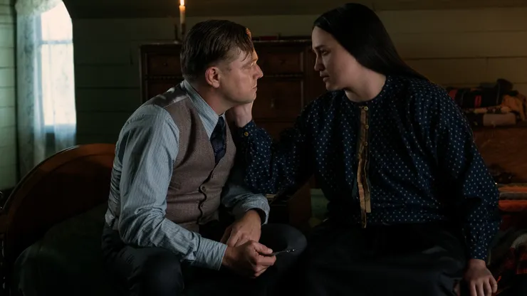 Leonardo DiCaprio y Lily Gladstone en una escena de Los Asesinos de la Luna, de Martin Scorsese.
