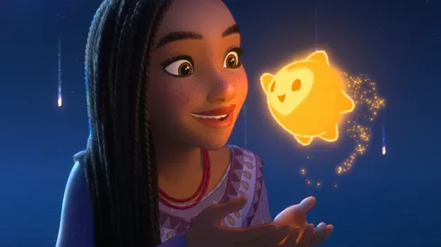 Asha, la protagonista de Wish, junto a la estrella de los deseos.