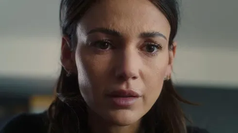 Michelle Keegan como Maya Stern, en Engaños de Netflix.