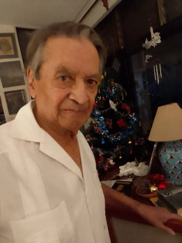 Foto del escritor mexicano de hace algunas semanas, compartida por su hijo en Facebook. Imagen: Página de Facebook de José Agustín Ramírez.