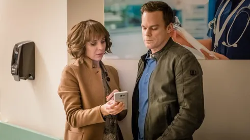 Michael C. Hall protagoniza la otra serie del creador de Engaños que está en Netflix.