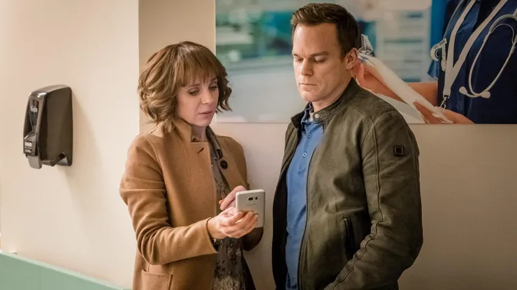 Michael C. Hall protagoniza la otra serie del creador de Engaños que está en Netflix.