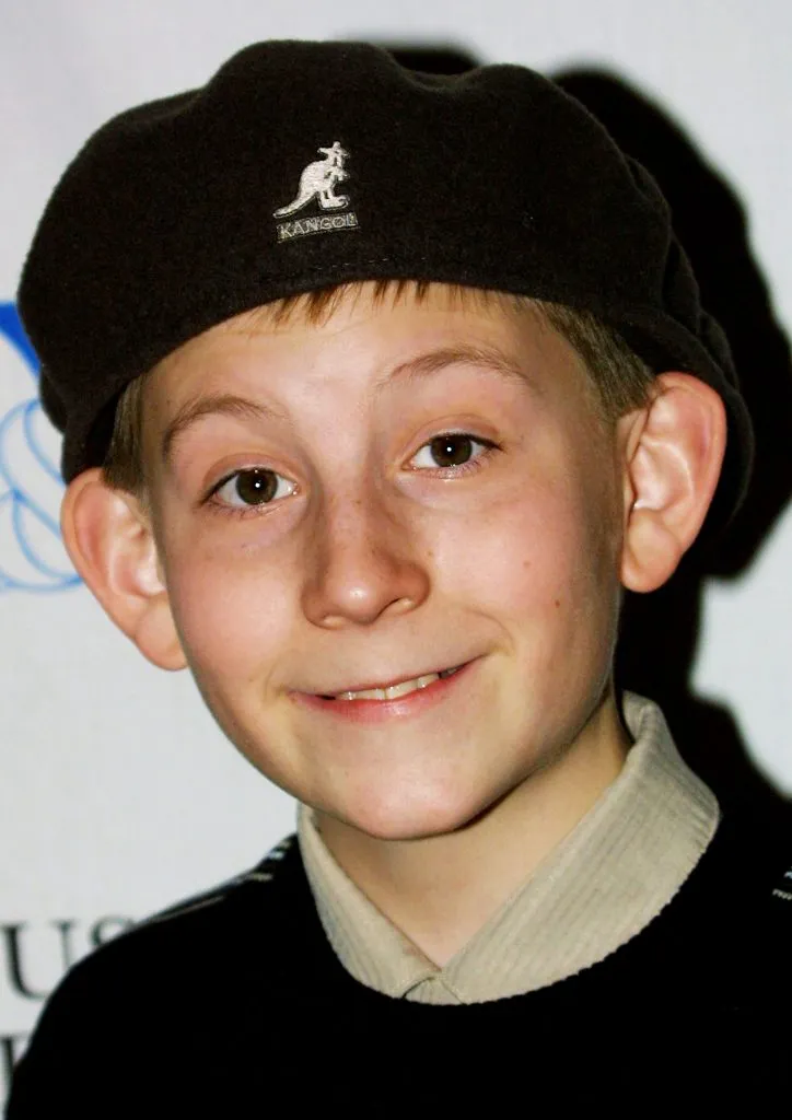 Imagen de Erik Per Sullivan, asistiendo a la celebración y recepción de los 100 episodios de Malcolm el de en medio, en el Museum of Television & Radio el 10 de febrero de 2004, en Beverly Hills, California. Imagen: Getty Images.