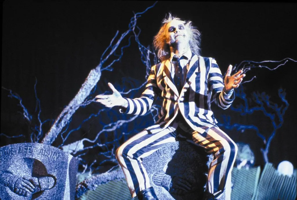 El característico look de Michael Keaton como Beetlejuice. (IMDb)