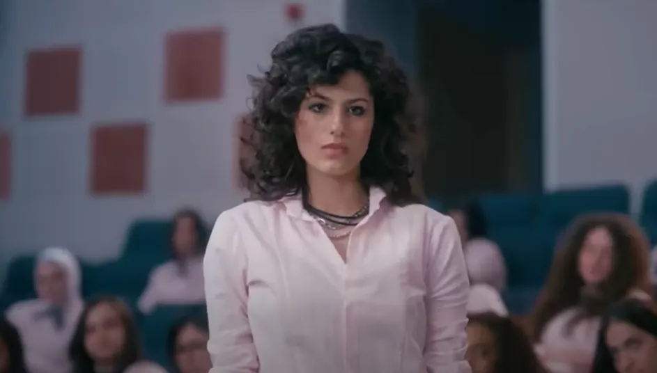 Kira Yaghnam da vida a Hiba. Imagen: @Netflix.