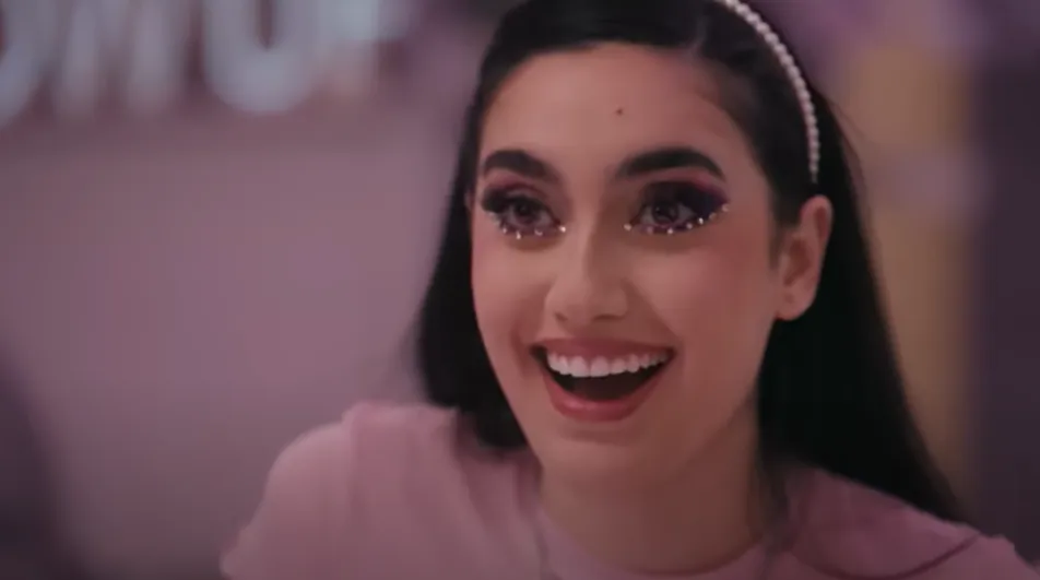 Sarah Yousef hace el papel de Tasneem. Imagen: @Netflix.