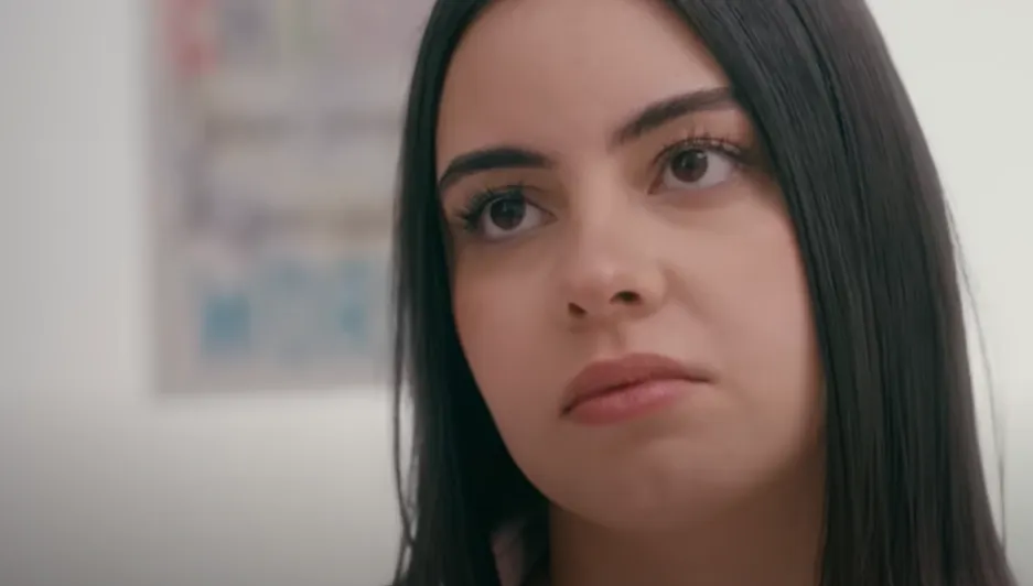 Tara Atalla interpreta a Nadeen. Imagen: @Netflix.