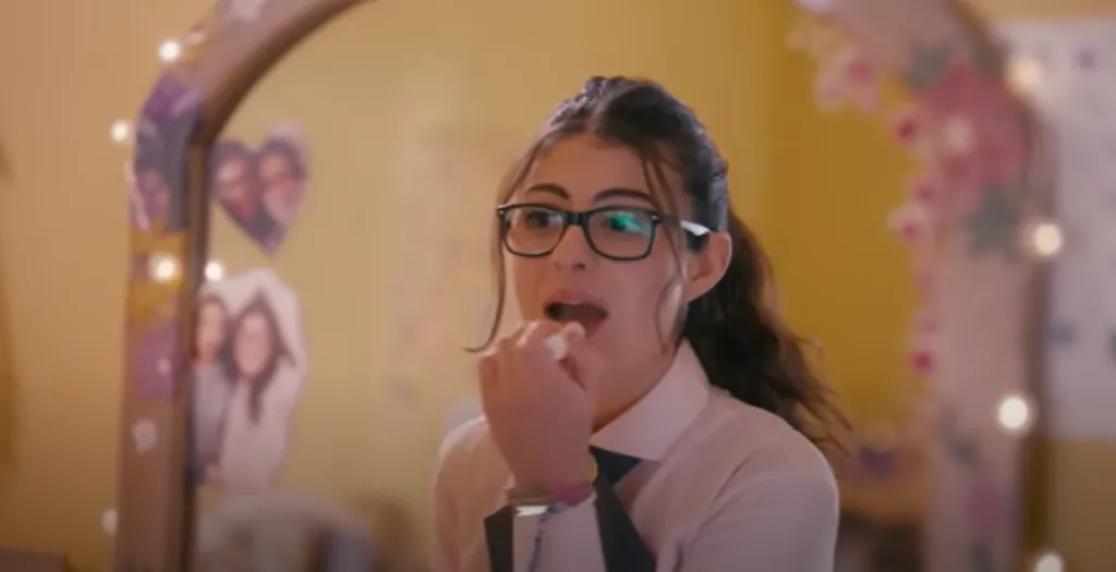 Tara Abboud da vida a Sarah en esta serie. Imagen: @Netflix.