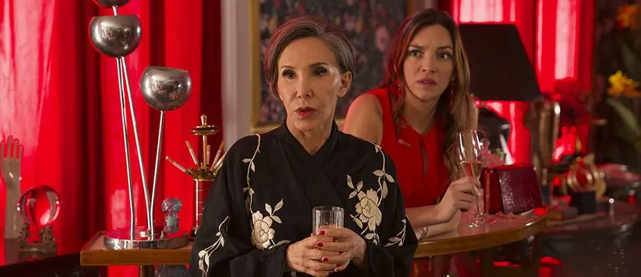 Florinda Meza y Regina Blandón son la madre y hermana de Tami en esta historia. Imagen: Videocine.