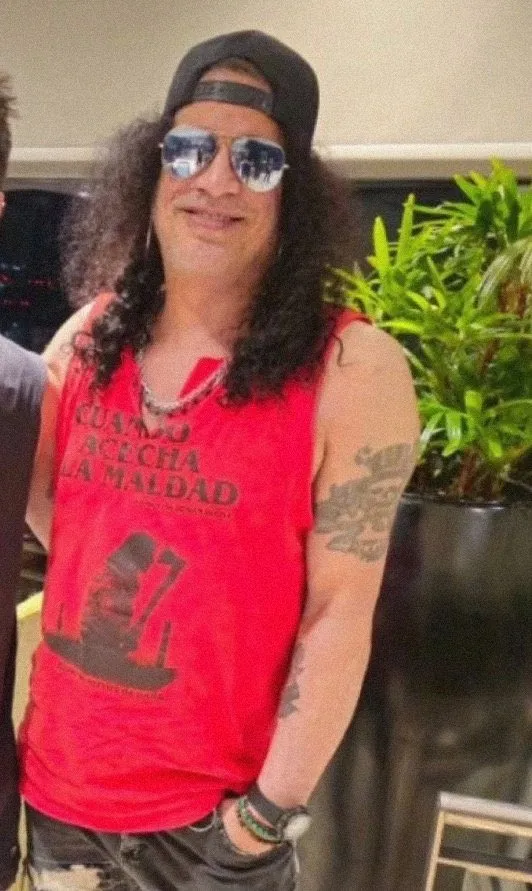 Slash con su remera de la película. (Twitter)
