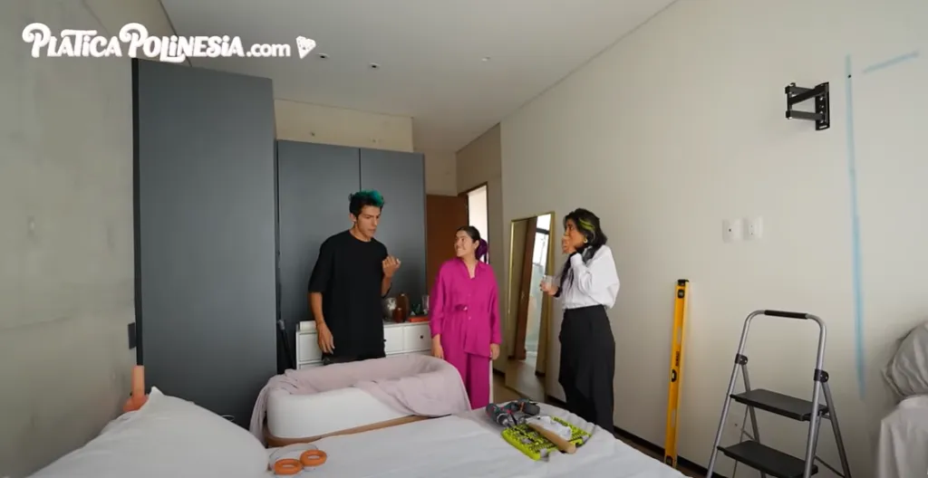 Imagen de cuando Lesslie le fue mostrando a sus hermanos la casa en la que vivirá con su familia. Imagen: @LosPolinesios.