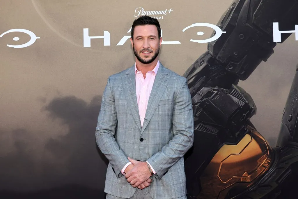 Pablo Schreiber es el encargado de darle vida al Jefe Maestro en la serie de Halo de Paramount+. Imagen: Getty Images.