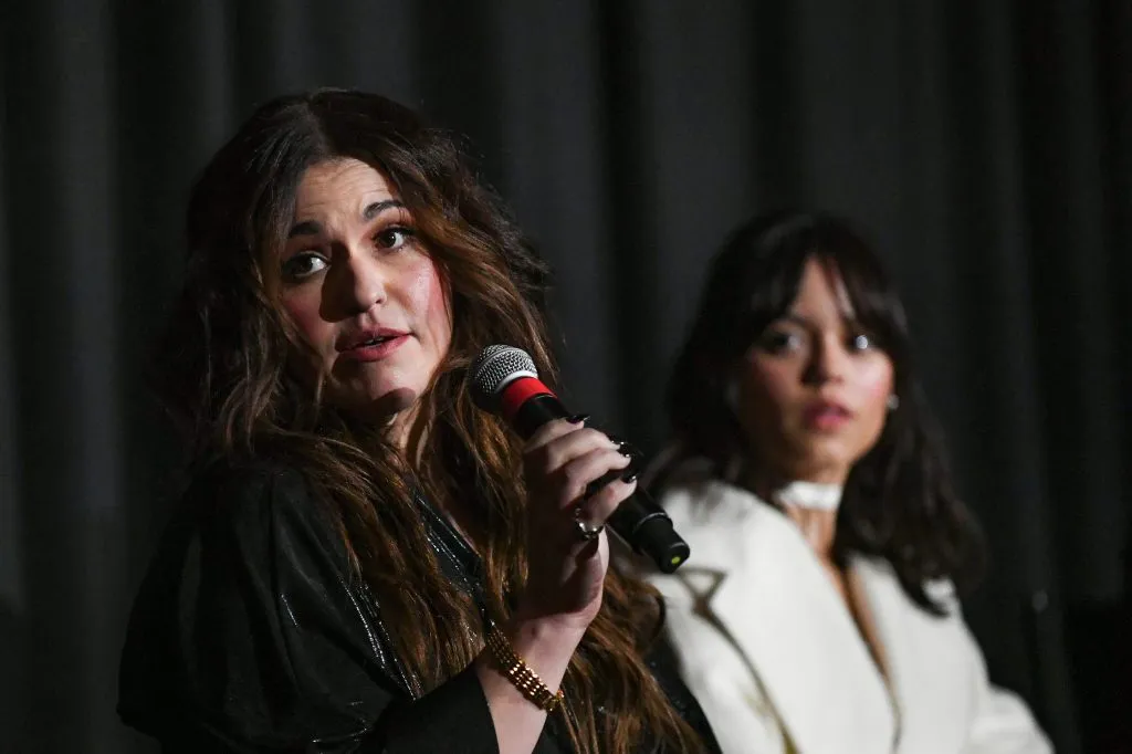 Jade Bartlett, la directora de la cinta, con Jenna Ortega de fondo, hablan durante la conferencia de prensa del Festival Internacional de Cine de Palm Springs de la película. Imagen: Getty Images.