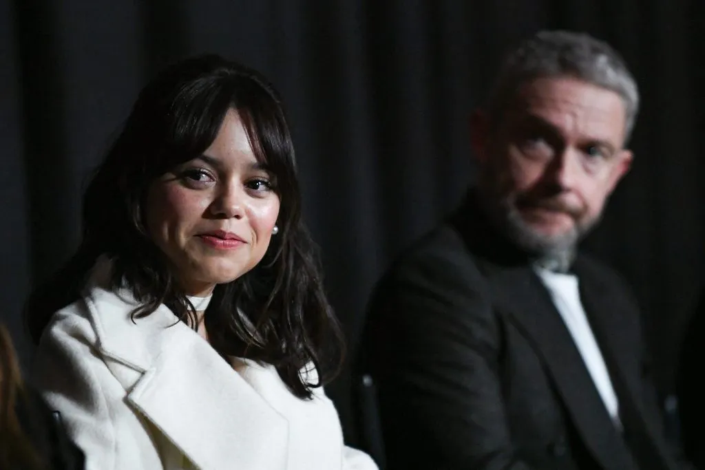 Jenna Ortega y Martin Freeman han incendiado la pantalla con sus actuaciones y ahora, incendian las redes sociales. Imagen: Getty Images.