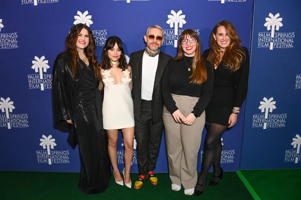 De izquierda a derecha: la directora Jade Bartlett, Jenna Ortega, Martin Freeman, Jessica Eskelin y Mary-Margaret Kunze asisten a la proyección de Miller’s Girl, en el Festival Internacional de Cine de Palm Springs, el 11 de enero de 2024 en Palm Springs, California. Imagen: Getty Images.