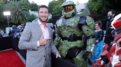 Pablo Schreiber posa junto a su personaje durante el estreno de la primera temporada de la serie.