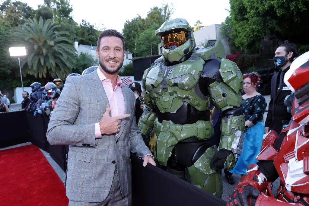 Pablo Schreiber en una curiosa foto tomada durante el estreno de la primera temporada de Halo. Imagen: Getty Images.