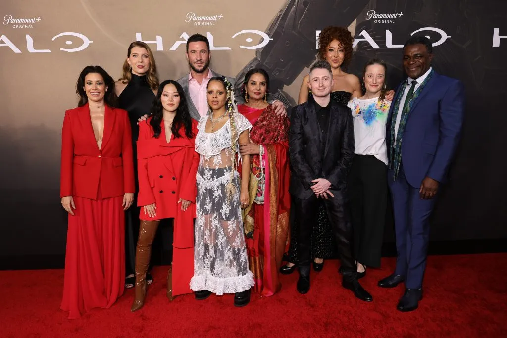 De izquierda a derecha: Angie Cepeda, Kate Kennedy, Yerin Ha, Pablo Schreiber, Olive Gray, Shabana Azmi, Ryan McParland, Natasha Culzac, Jen Taylor y Danny Sapani, asisten al estreno de la primera temporada de Halo, en el Hollywood Legion Theater el 23 de marzo de 2022, en Los Ángeles, California. Imagen: Getty Images.