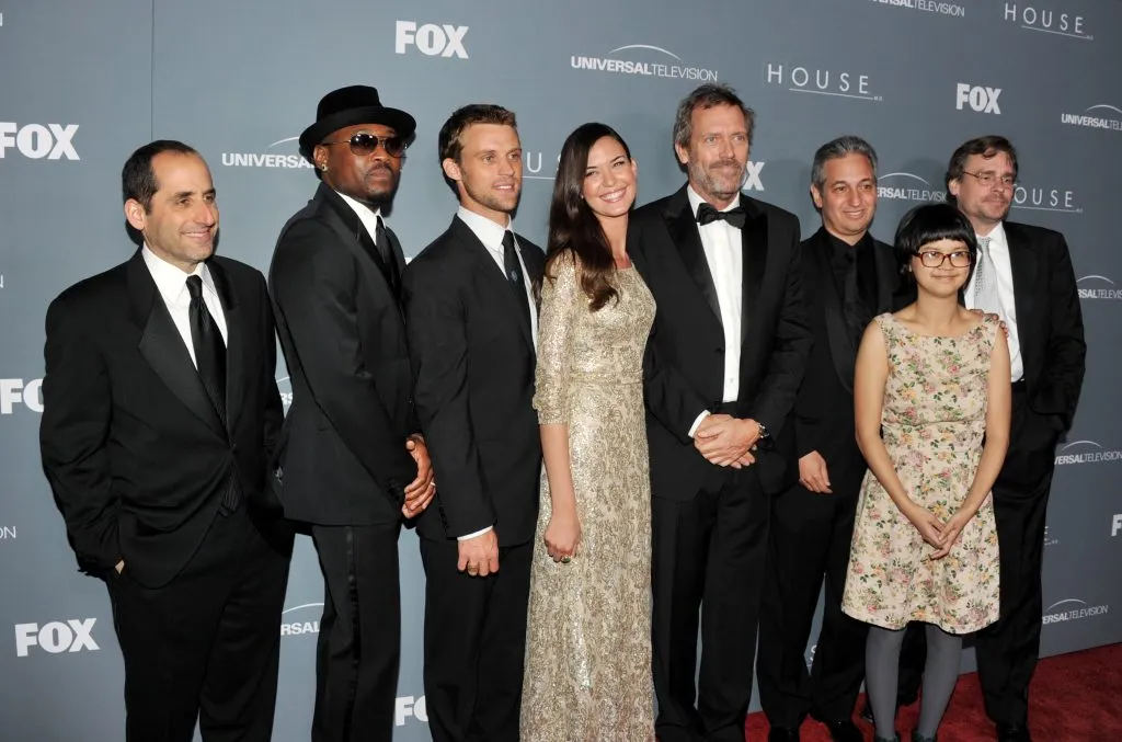 Los actores Peter Jacobson, Omar Epps, Jesse Spencer, Odette Annable, Hugh Laurie, el creador David Shore, la actriz Charlyne Yi y el actor Robert Sean Leonard, llegan a la fiesta final de la serie House, de Fox, en Cicada el 20 de abril de 2012 en Los Ángeles, California. Imagen: Getty Images.