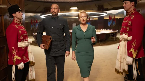 Kate Winslet y Matthias Schoenaerts en una escena de El Régimen, de HBO Max.