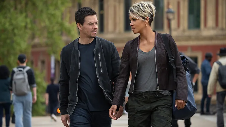 Mark Wahlberg y Halle Berry en The Union, de Netflix.