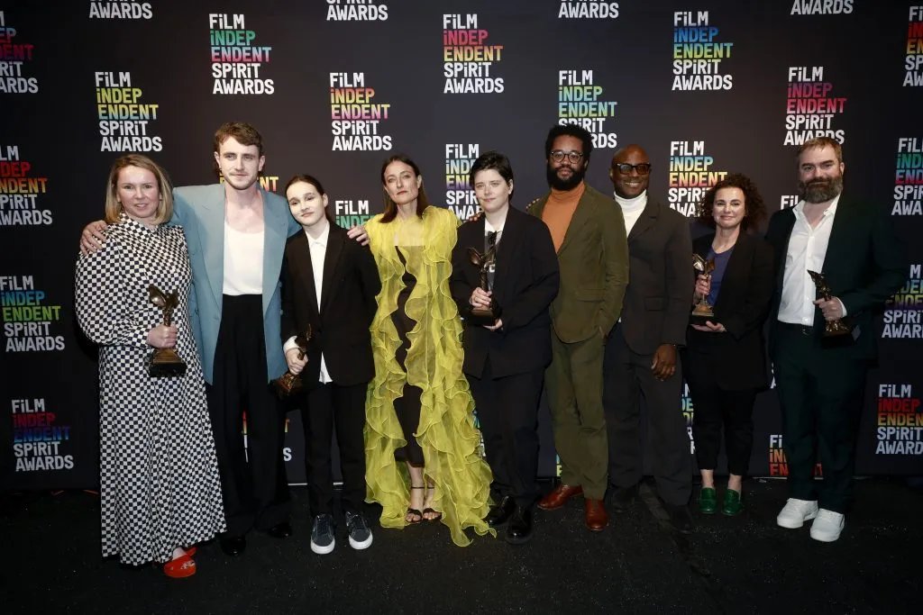 De izquierda a derecha: Amy Jackson, Paul Mescal, Frankie Corio, Adele Romanski, Charlotte Wells, Blair McClendon, Barry Jenkins, Lia Buman y Mark Ceryak, ganadores del premio a la mejor ópera prima por Aftersun, posan en la sala de prensa durante los Film Independent Spirit Awards 2023, el 04 de marzo de 2023 en Santa Mónica, California. Imagen: Getty Images.