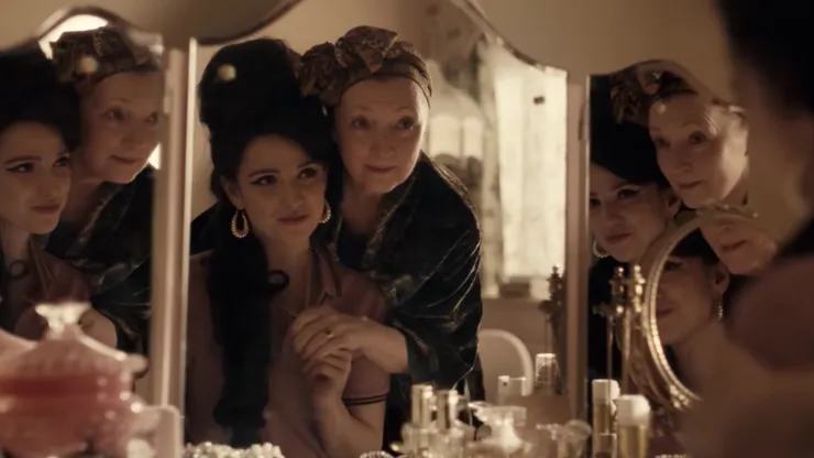 Marisa Abela y Leslie Manville en Back to Black, la película sobre Amy Winehouse.