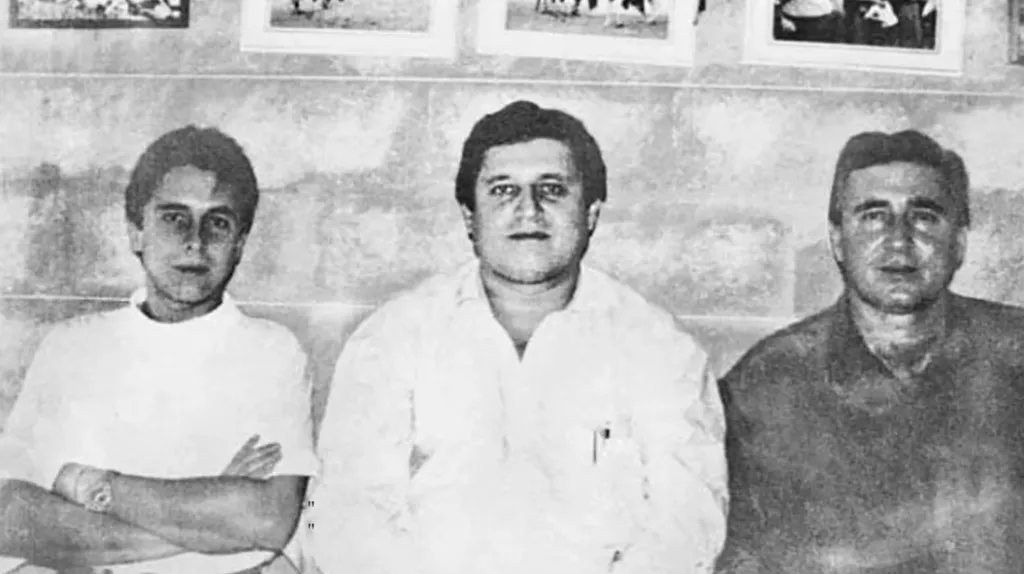 Fabio, Jorge Luis y Juan David Ochoa Vázquez, en una imagen que se les tomó mientras se encontraban en la cárcel de Itagüí, en 1991. Imagen: Infobae.