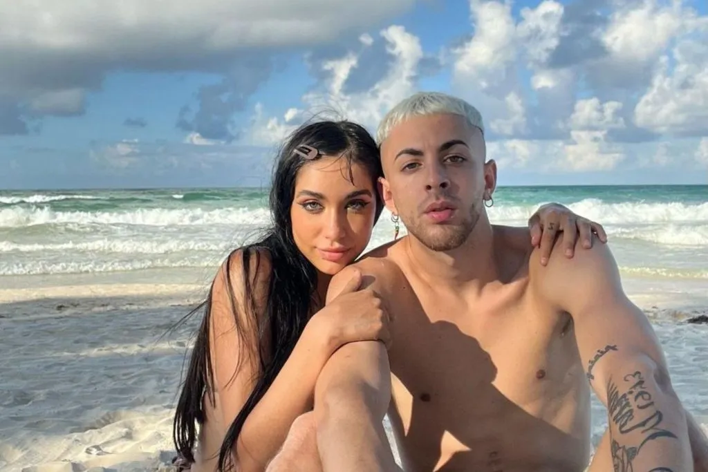 Rei está en pareja con María Becerra, estrella del género urbano.