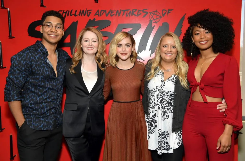 Chance Perdomo, Miranda Otto, Kiernan Shipka, Lucy Davis y Jaz Sinclair, cuando asistieron a la recepción, y a la sesión de preguntas y respuestas El mundo oculto de Sabrina, en el Pacific Design Center el 17 de marzo de 2019 en West Hollywood, California. Imagen: Getty Images.