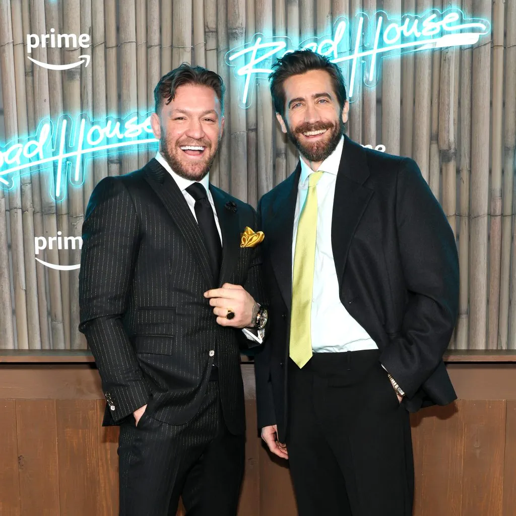 Connor McGregor y Jake Gyllenhaal posan en la premier de El Duro, en Nueva York. Imagen: Getty Images.