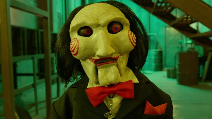 Billy, el inconfundible muñeco utilizado por el asesino Jigsaw para dirigirse a sus víctimas en la saga de El Juego del Miedo.