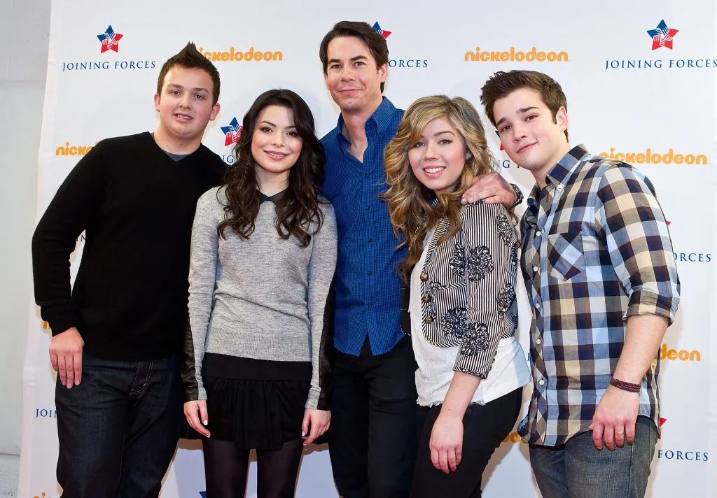 Los miembros del reparto de iCarly Noah Munck, Miranda Cosgrove, Jerry Trainor, Jeanette McCurdy y Nathan Kress, posan para una foto entre bastidores en una proyección especial para familias de militares de iCarly: iMeet The First Lady, de Nickelodeon en Hayfield Secondary School, el 13 de enero de 2012 en Alexandria, Virginia. Imagen: Getty Images.