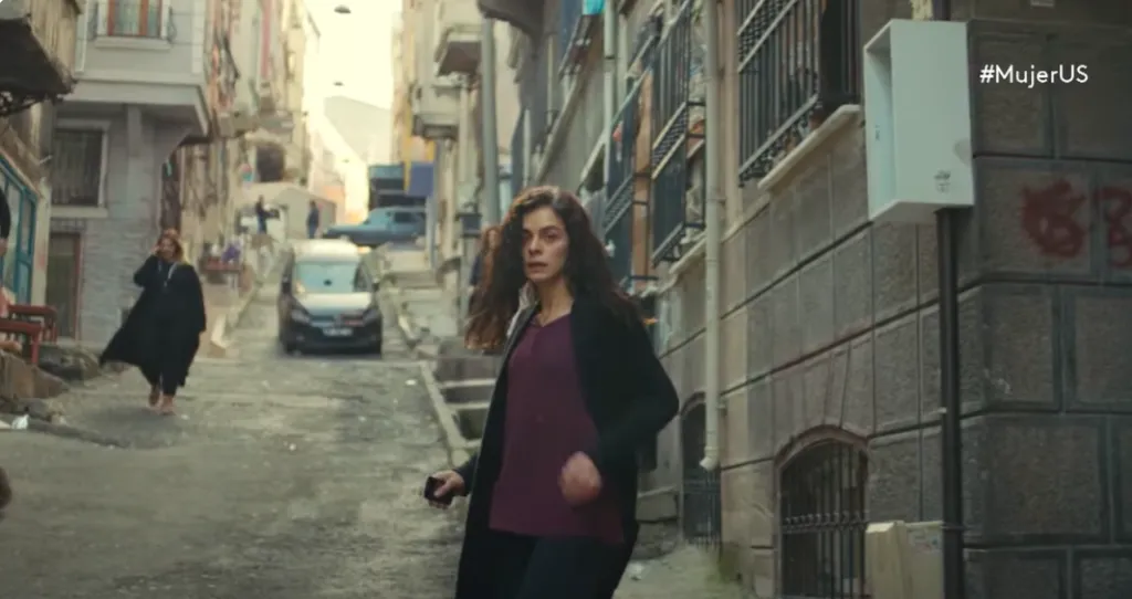 Bahar no solo deberá lidiar con su condición de viuda con hijos, sino que también tendrá que defenderse de quienes quieren hacerle daño. Imagen: @univision.