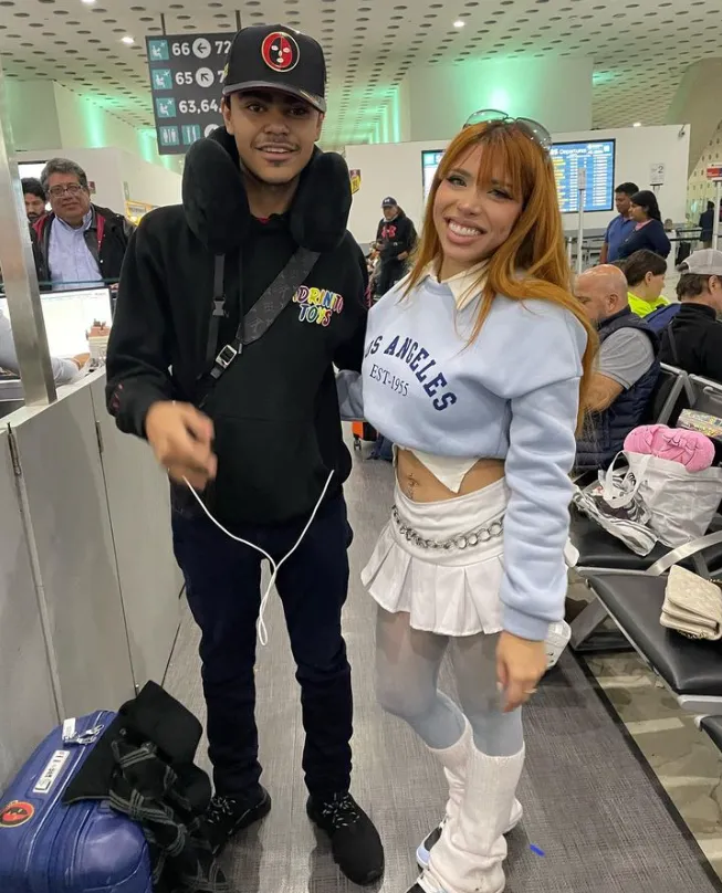 El Padrinito Toys posa emocionado junto a Yeru Mua, una influencer como él, con la que se encontró en un aeropuerto. Imagen: @elpadrinitotoys.