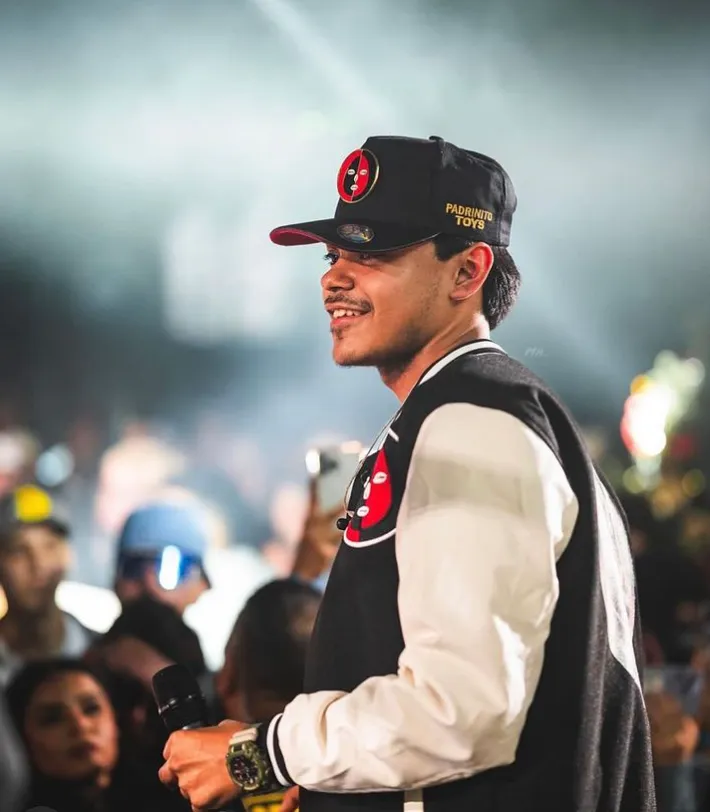 Justo ahora que su carrera está despegando, el joven intérprete se enfrenta a una terrible experiencia. Imagen: @elpadrinitotoys.