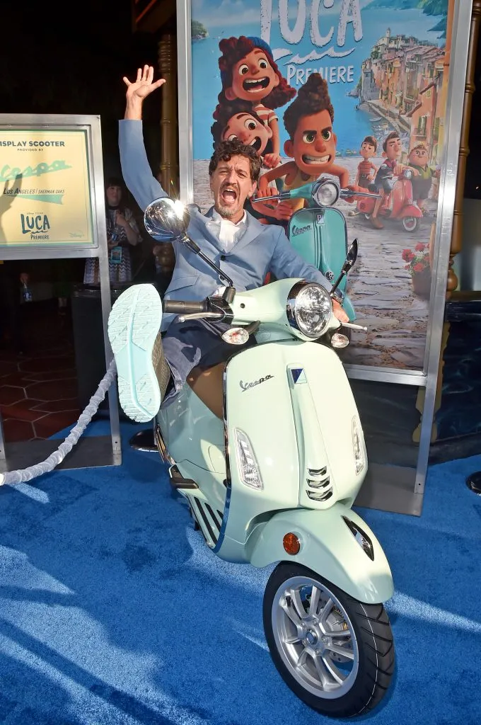 Enrico Casarosa llega al estreno mundial de Luca, celebrado en el Teatro El Capitán de Hollywood, California, el 17 de junio de 2021. Imagen: Getty Images.