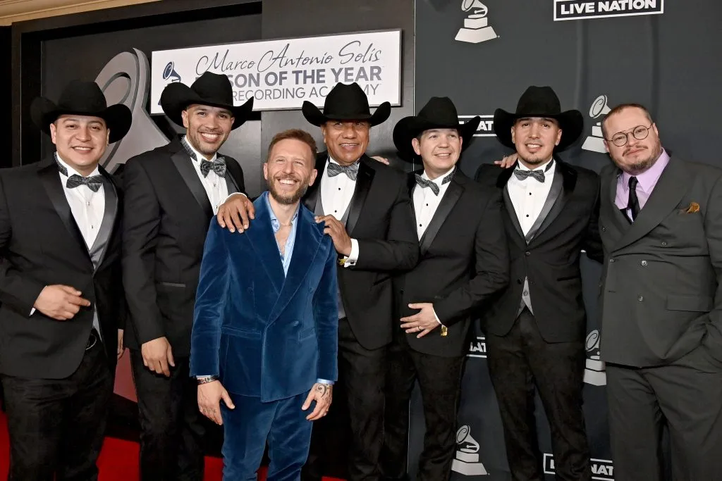 Noel Schajris (3º izq.) y Leonel García (der.) de Sin Bandera posan con (de izq. a der.) Javo Cantu, René Guadalupe Esparza, Jose Guadalupe Esparza, José Adán Esparza y Arsenio Guajardo de Bronco, durante la conmemoración de la Persona del Año 2022 de la Academia Latina de la Grabación, en honor a Marco Antonio Solís en el Mandalay Bay Convention Center, el 16 de noviembre de 2022 en Las Vegas, Nevada. Imagen: Getty Images.