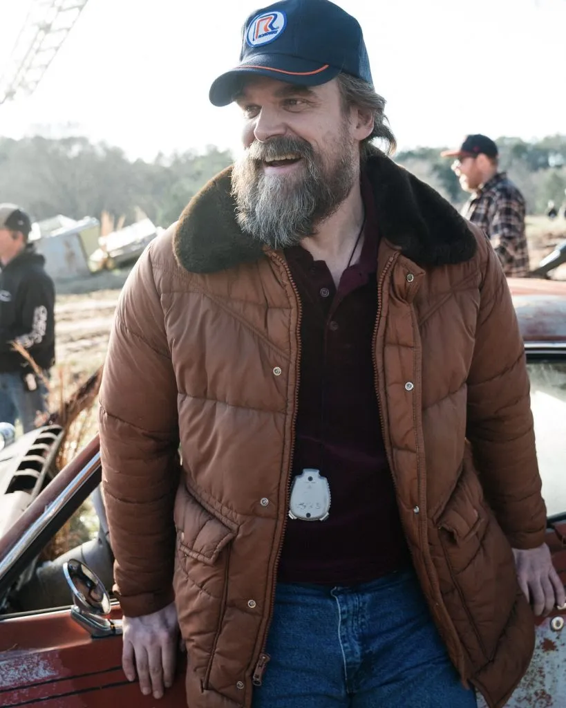 Así se ve el nuevo look de Hopper. (Netflix)