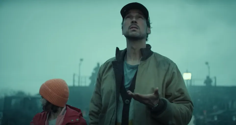 Charlie y Sven se embarcan en una épica búsqueda para saber qué fue lo que pasó con Paula. Imagen: @Netflix.