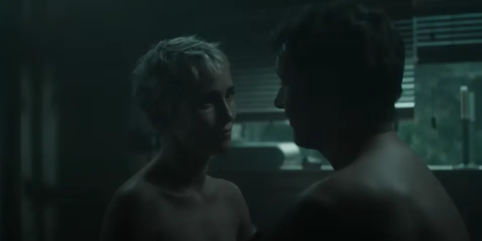 Paula y Sven se ven separados por que ella debe viajar al espacio. Imagen: @Netflix.