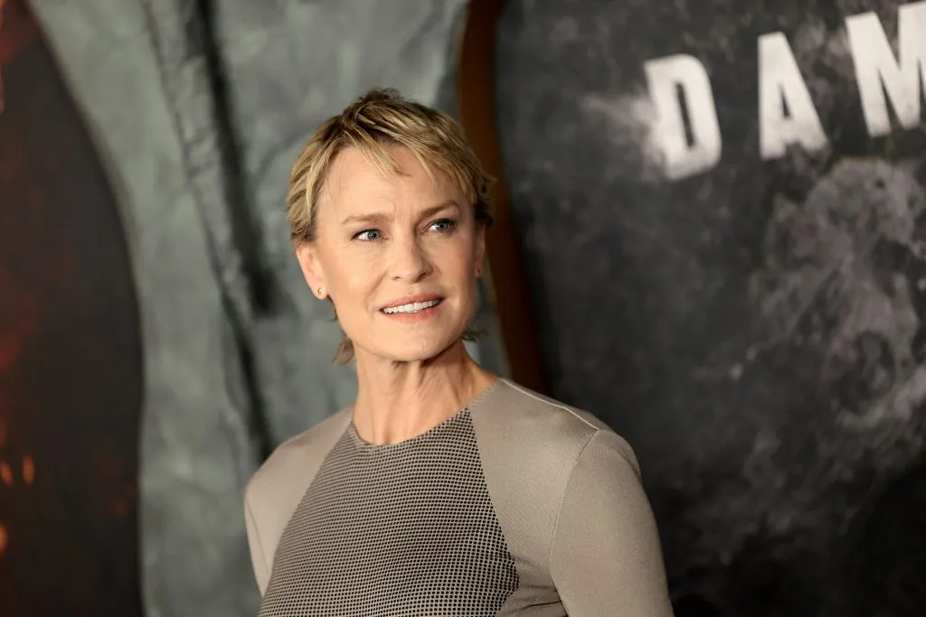 Robin Wright interpreta a la reina Isabelle, en Damsel. Imagen: Getty Images.