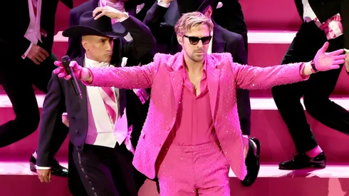 Ryan Gosling interpretando la canción de Barbie en los Oscar 2024.