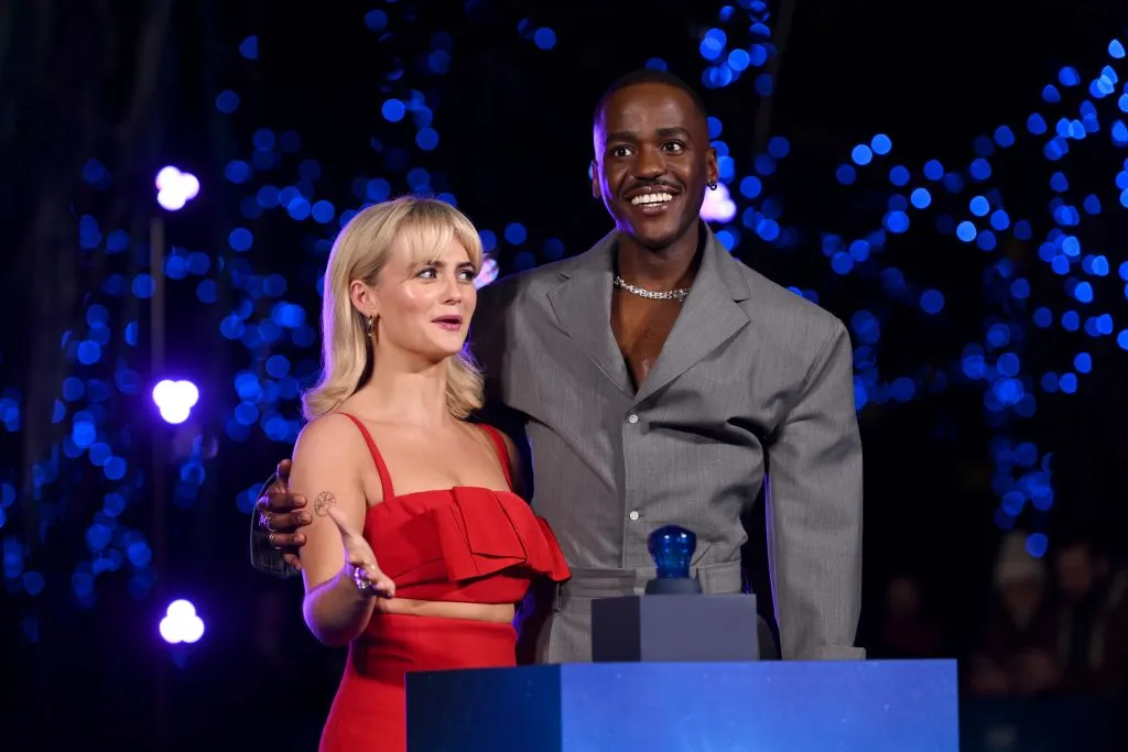 Millie Gibson y Ncuti Gatwa en un evento en Londres, para promocionar la nueva temporada de la serie que llegará este 2024. Imagen: Getty Images.