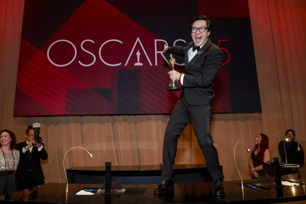 Ke Huy Quan posa junto a su Oscar como Mejor Actor de Reparto el cual, obtuvo en la ceremonia del 2023. Imagen: Getty Images.