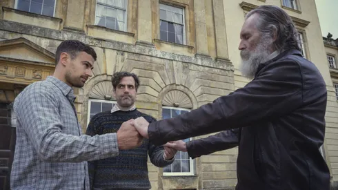 El reparto cuenta con Theo James