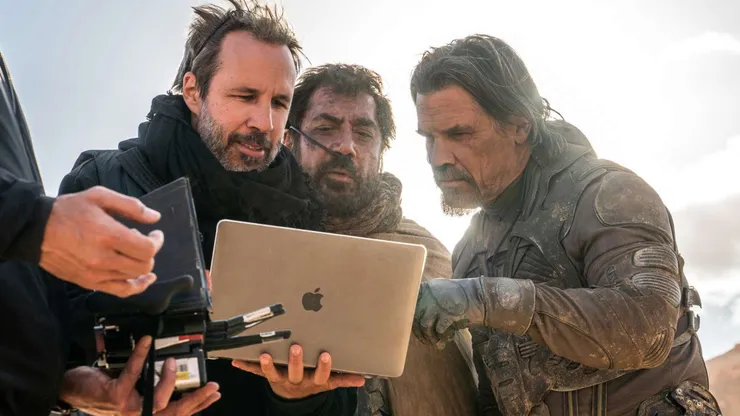Denis Villeneuve junto a Javier Bardem y Josh Brolin en el set de Dune: Parte 2.