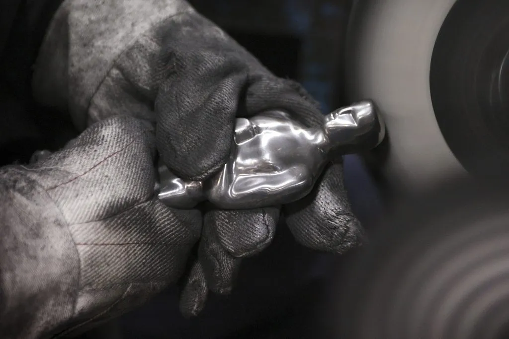 Abimael Sánchez pule una estatuilla de los Oscar en R.S. Owens &amp; Company el 23 de enero de 2008 en Chicago, Illinois. R.S. Owens fabrica las estatuillas de los Oscar que la Academia de las Artes y las Ciencias Cinematográficas entrega anualmente en los Premios de la Academia. Imagen: Getty Images.